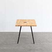 Kanademonoのラバーウッドナチュラル天板とブラックのスリムライン鉄脚で製作した、猫穴付きのテーブル（側面）