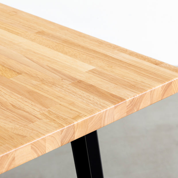 Kanademonoのラバーウッドナチュラル天板とブラックのスリムライン鉄脚で製作した、猫穴付きのテーブル（角）