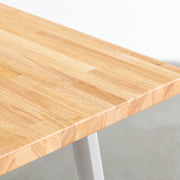 Kanademonoのラバーウッドナチュラル天板とホワイトのスリムライン鉄脚で製作した、猫穴付きのテーブル（角）