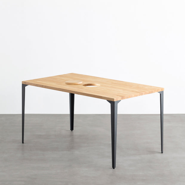 Kanademonoのラバーウッドナチュラル天板とブラックのソリッドピン鉄脚で製作した、猫穴付きのテーブル