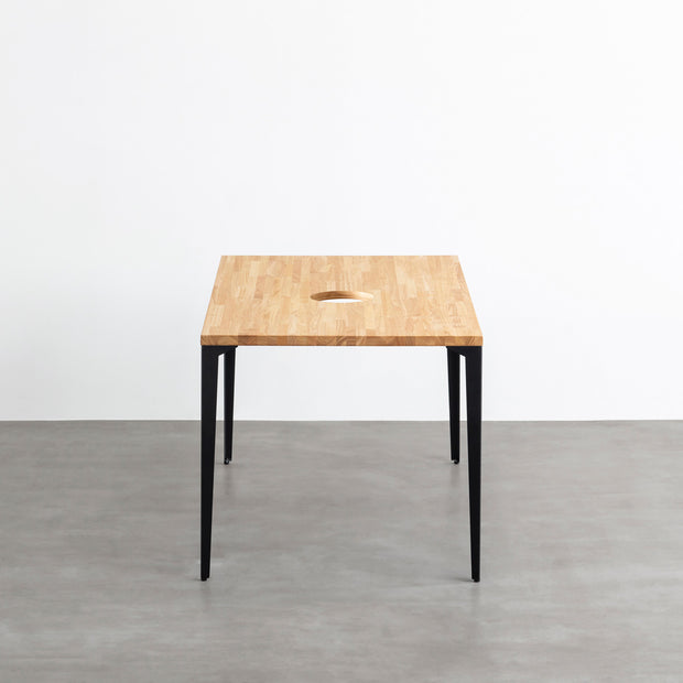 Kanademonoのラバーウッドナチュラル天板とブラックのソリッドピン鉄脚で製作した、猫穴付きのテーブル（側面）