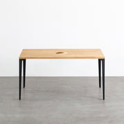 Kanademonoのラバーウッドナチュラル天板とブラックのソリッドピン鉄脚で製作した、猫穴付きのテーブル（正面）