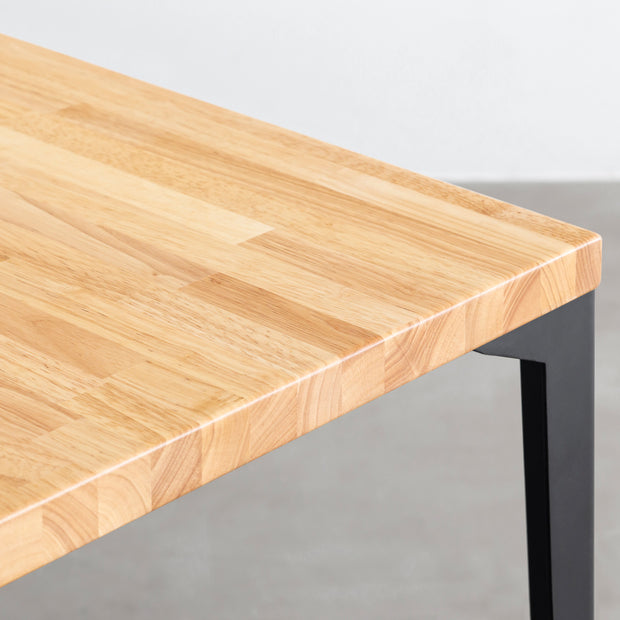 Kanademonoのラバーウッドナチュラル天板とブラックのソリッドピン鉄脚で製作した、猫穴付きのテーブル（角）