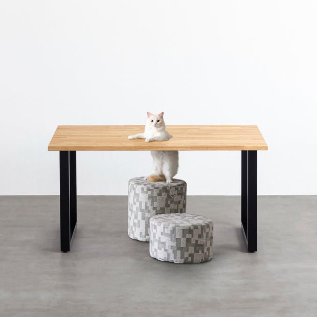 Kanademonoのラバーウッドナチュラル天板とブラックのスクエア鉄脚で製作した、猫穴付きのテーブル（ネコ入り）
