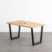 Kanademonoのラバーウッドナチュラル天板とブラックのトラペゾイド鉄脚で製作した、猫穴付きのテーブル