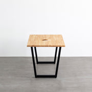 Kanademonoのラバーウッドナチュラル天板とブラックのトラペゾイド鉄脚で製作した、猫穴付きのテーブル（側面）