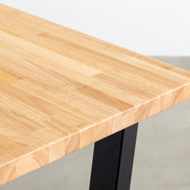 Kanademonoのラバーウッドナチュラル天板とブラックのトラペゾイド鉄脚で製作した、猫穴付きのテーブル（角）