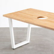 Kanademonoのラバーウッドナチュラル天板とホワイトのトラペゾイド鉄脚で製作した、猫穴付きのテーブル（天板と脚）