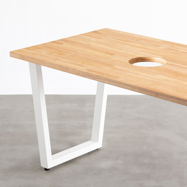 Kanademonoのラバーウッドナチュラル天板とホワイトのトラペゾイド鉄脚で製作した、猫穴付きのテーブル（天板と脚）