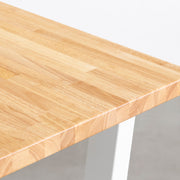 Kanademonoのラバーウッドナチュラル天板とホワイトのトラペゾイド鉄脚で製作した、猫穴付きのテーブル（角）