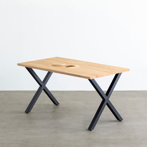 Kanademonoのラバーウッドナチュラル天板とブラックのXライン鉄脚で製作した、猫穴付きのテーブル