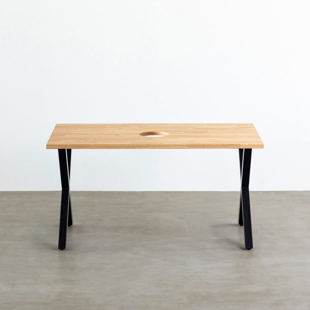 Kanademonoのラバーウッドナチュラル天板とブラックのXライン鉄脚で製作した、猫穴付きのテーブル（正面）
