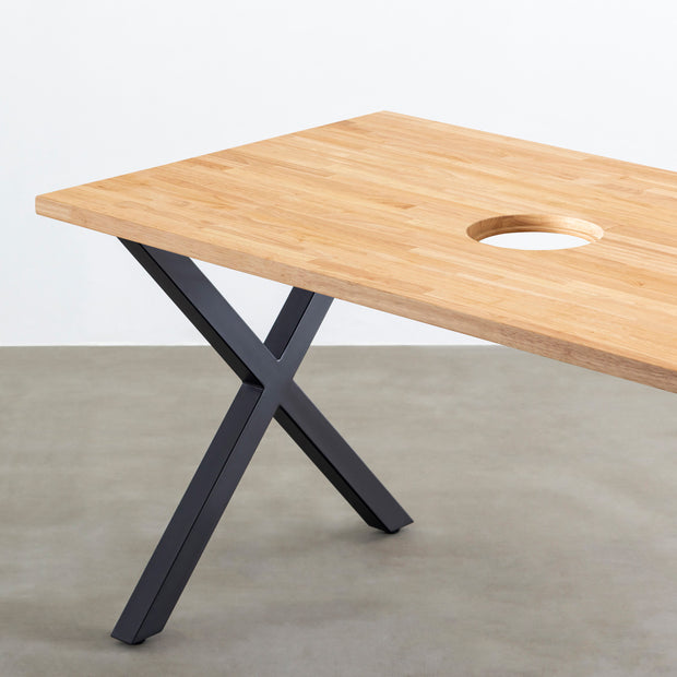 Kanademonoのラバーウッドナチュラル天板とブラックのXライン鉄脚で製作した、猫穴付きのテーブル（天板と脚）