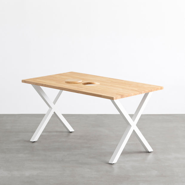 Kanademonoのラバーウッドナチュラル天板とホワイトのXライン鉄脚で製作した、猫穴付きのテーブル