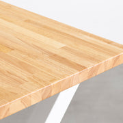 Kanademonoのラバーウッドナチュラル天板とホワイトのXライン鉄脚で製作した、猫穴付きのテーブル（角）