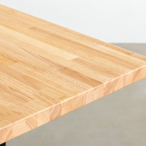 KANADEMONOのワイヤーバスケット付きのラバーウッド材ナチュラルカラー天板にマットブラックのIライン鉄脚を組み合わせたテーブル（天板）