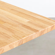 KANADEMONOのワイヤーバスケット付きのラバーウッド材ナチュラルカラー天板にマットホワイトのIライン鉄脚を組み合わせたテーブル（天板）