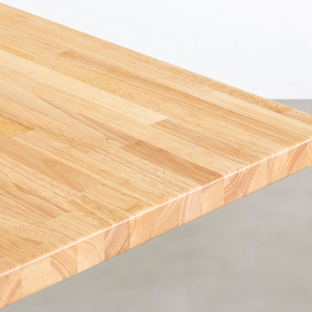 KANADEMONOのワイヤーバスケット付きのラバーウッド材ナチュラルカラー天板にマットホワイトのIライン鉄脚を組み合わせたテーブル（天板）