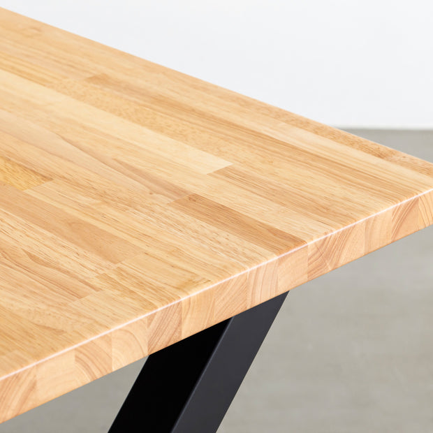 KANADEMONOのワイヤーバスケット付きのラバーウッド材ナチュラルカラー天板にマットブラックのXライン鉄脚を組み合わせたテーブル（天板）