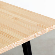 かなでもののパイン突板天板とブラックのスリムライン鉄脚を組み合わせたテーブル（天板）