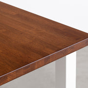 Kanademonoのラバーウッドブラウン天板とホワイトのスクエアバー鉄脚で製作した、猫穴付きのテーブル（角）