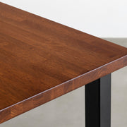 Kanademonoのラバーウッドブラウン天板とブラックのスクエアバー鉄脚で製作した、猫穴付きのテーブル（角）