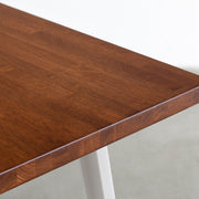 Kanademonoのラバーウッドブラウン天板とホワイトのスリムライン鉄脚で製作した、猫穴付きのテーブル（角）
