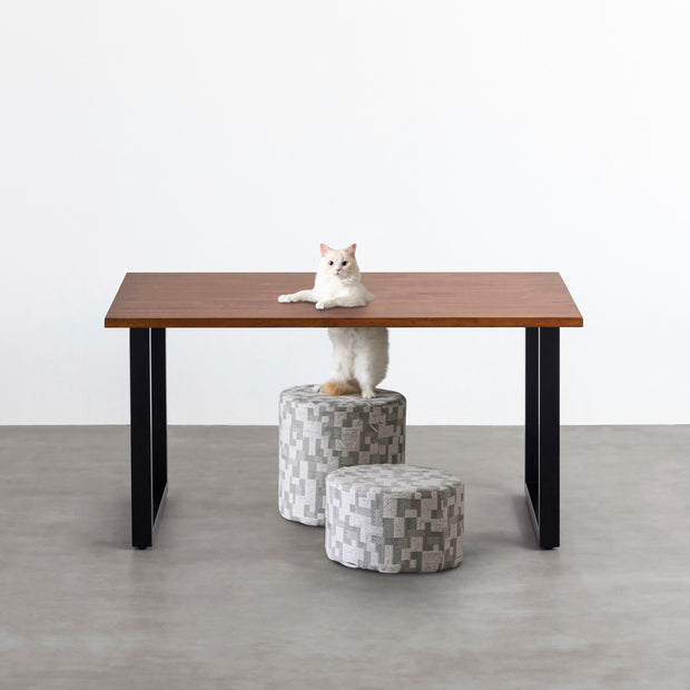 Kanademonoのラバーウッドブラウン天板とブラックのスクエア鉄脚で製作した、猫穴付きのテーブル（ネコ入り）