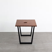 Kanademonoのラバーウッドブラウン天板とブラックのトラペゾイド鉄脚で製作した、猫穴付きのテーブル（側面）