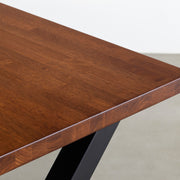 Kanademonoのラバーウッドブラウン天板とブラックのXライン鉄脚で製作した、猫穴付きのテーブル（角）
