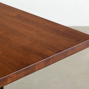 KANADEMONOのワイヤーバスケット付きのラバーウッド材ブラウンカラー天板にマットブラックのIライン鉄脚を組み合わせたテーブル（天板）