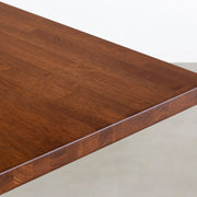KANADEMONOのワイヤーバスケット付きのラバーウッド材ブラウンカラー天板にマットホワイトのIライン鉄脚を組み合わせたテーブル（天板）