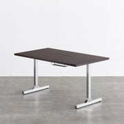 KANADEMONOの配線孔BROCK&TRAY付きのラバーウッド材ブラックブラウン天板とI型ステンレス脚を組み合わせたテーブル