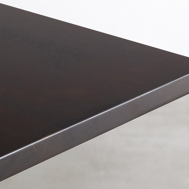 KANADEMONOの配線孔BROCK&TRAY付きのラバーウッド材ブラックブラウン天板とI型ステンレス脚を組み合わせたテーブル（天板）
