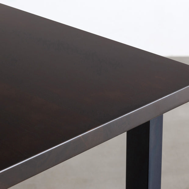 KANADEMONOの配線孔BROCK&TRAY付きのラバーウッド材ブラックブラウン天板とマットクリア塗装仕上げのブラックのスクエア鉄脚を組み合わせたテーブル（天板）