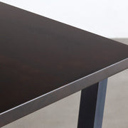 KANADEMONOの配線孔BROCK&TRAY付きのラバーウッド材ブラックブラウン天板とマットクリア塗装仕上げのブラックのトラぺゾイド鉄脚を組み合わせたテーブル（天板）
