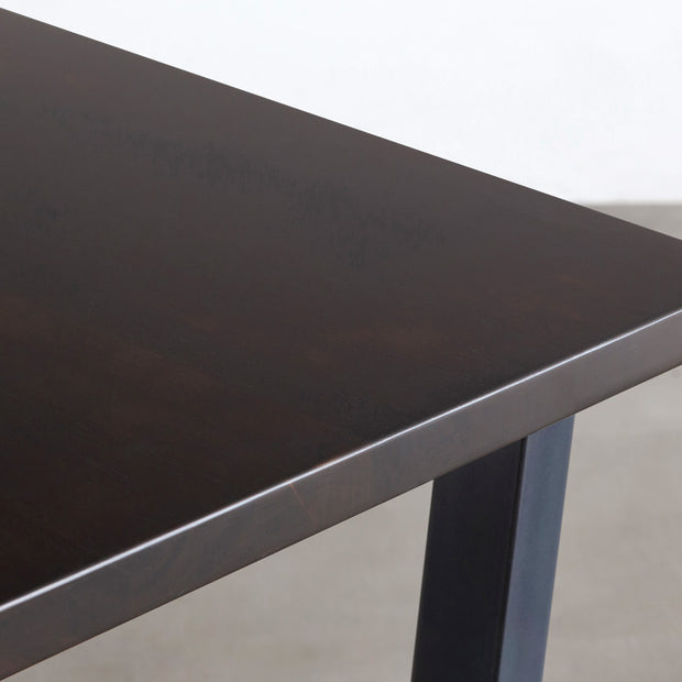 KANADEMONOの配線孔BROCK&TRAY付きのラバーウッド材ブラックブラウン天板とマットクリア塗装仕上げのブラックのトラぺゾイド鉄脚を組み合わせたテーブル（天板）