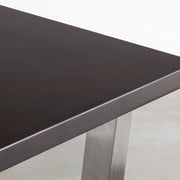 KANADEMONOの配線孔BROCK&TRAY付きのラバーウッド材ブラックブラウン天板とトラぺゾイド型ステンレス脚を組み合わせたテーブル（天板）