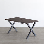 KANADEMONOの配線孔BROCK&TRAY付きのラバーウッド材ブラックブラウン天板とマットクリア塗装仕上げのブラックのＸライン鉄脚を組み合わせたテーブル