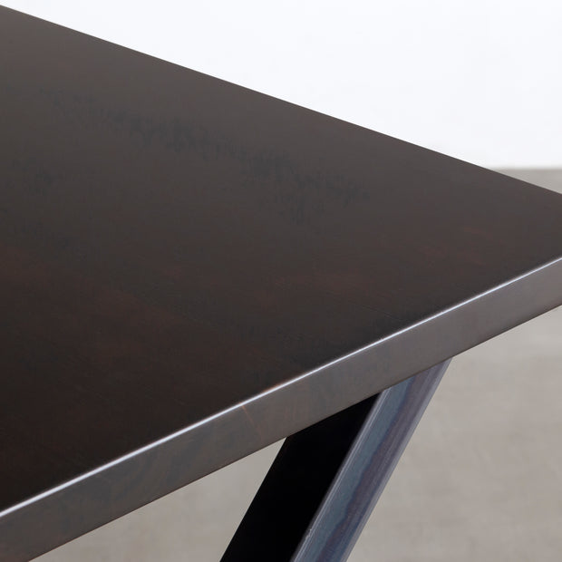 KANADEMONOの配線孔BROCK&TRAY付きのラバーウッド材ブラックブラウン天板とマットクリア塗装仕上げのブラックのＸライン鉄脚を組み合わせたテーブル（天板）