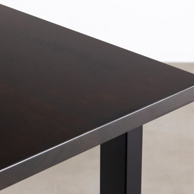 Kanademonoのラバーウッドブラックブラウン天板とブラックのスクエアH70cm鉄脚で製作した、猫穴付きのテーブル（角）