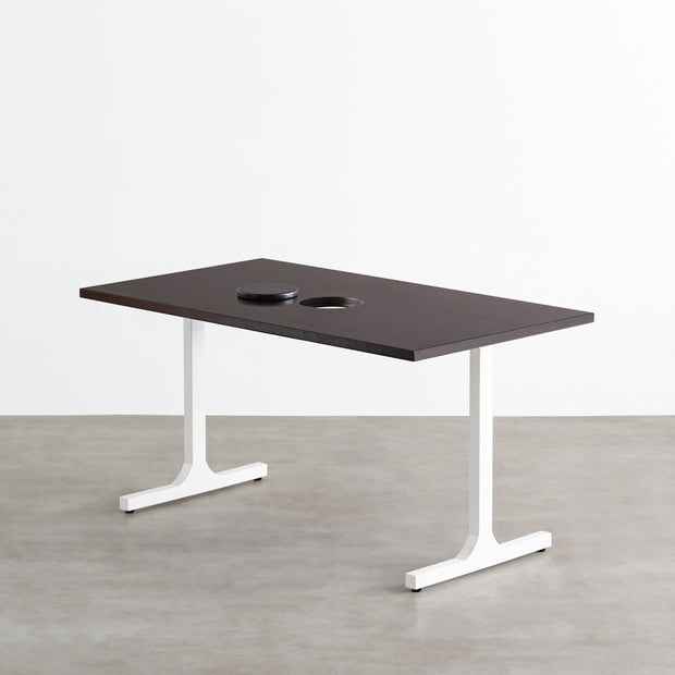 Kanademonoのラバーウッドブラックブラウン天板とホワイトのIライン鉄脚で製作した、猫穴付きのテーブル