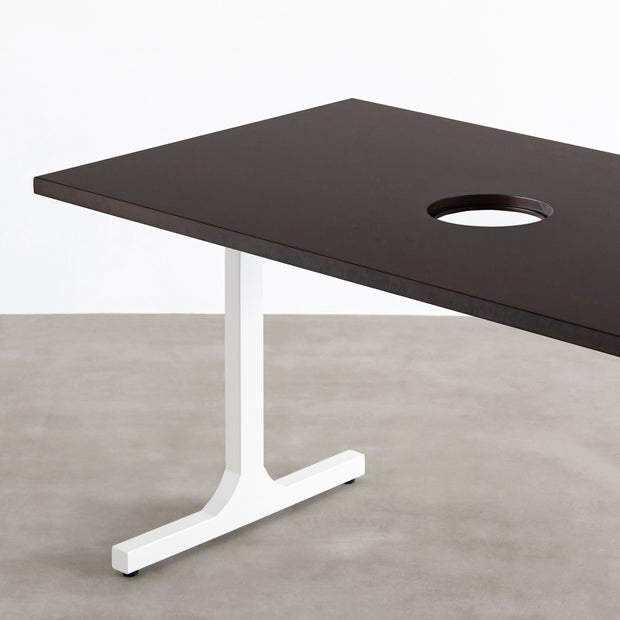 Kanademonoのラバーウッドブラックブラウン天板とホワイトのIライン鉄脚で製作した、猫穴付きのテーブル（天板と脚）