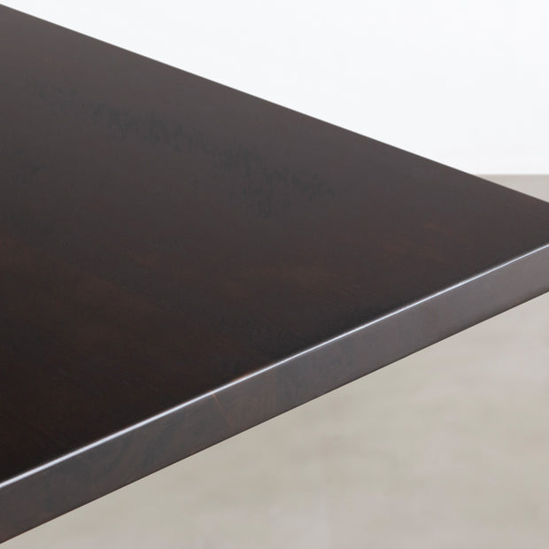 Kanademonoのラバーウッドブラックブラウン天板とホワイトのIライン鉄脚で製作した、猫穴付きのテーブル（角）