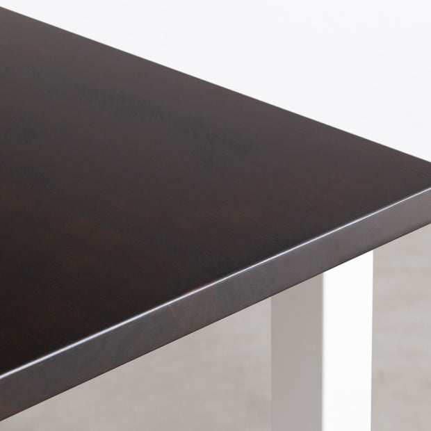 Kanademonoのラバーウッドブラックブラウン天板とホワイトのスクエアバー鉄脚で製作した、猫穴付きのテーブル（角）