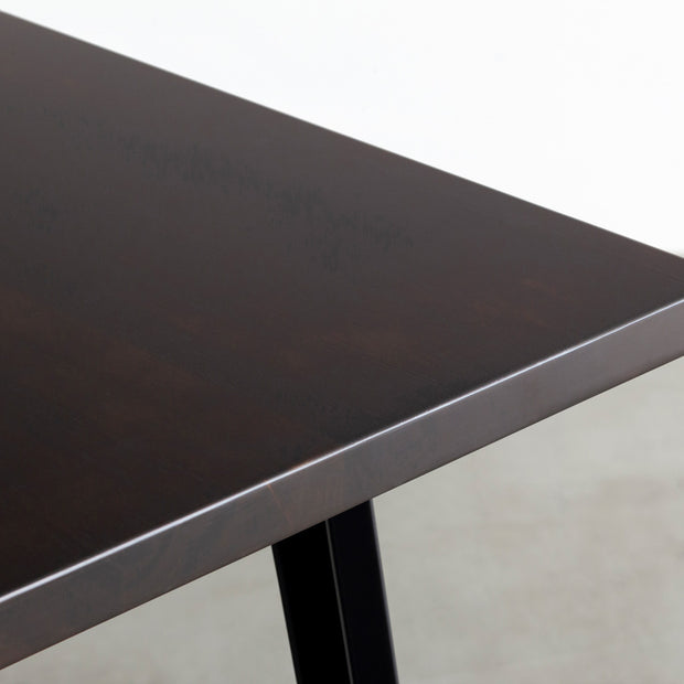Kanademonoのラバーウッドブラックブラウン天板とブラックのスリムライン鉄脚で製作した、猫穴付きのテーブル（角）