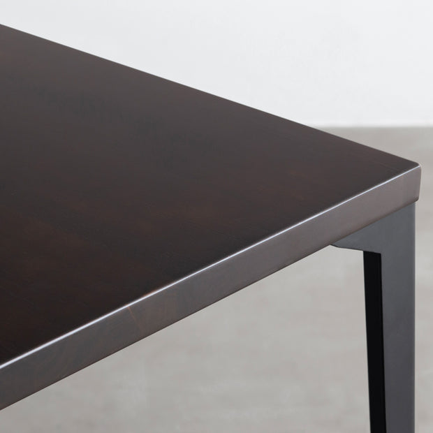 Kanademonoのラバーウッドブラックブラウン天板とブラックのソリッドピン鉄脚で製作した、猫穴付きのテーブル（角）