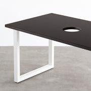 Kanademonoのラバーウッドブラックブラウン天板とホワイトのスクエア鉄脚で製作した、猫穴付きのテーブル（天板と脚）