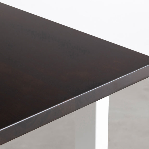 Kanademonoのラバーウッドブラックブラウン天板とホワイトのスクエア鉄脚で製作した、猫穴付きのテーブル（角）