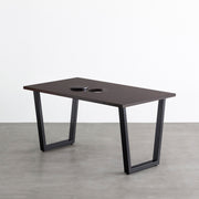 Kanademonoのラバーウッドブラックブラウン天板とブラックのトラペゾイド鉄脚で製作した、猫穴付きのテーブル
